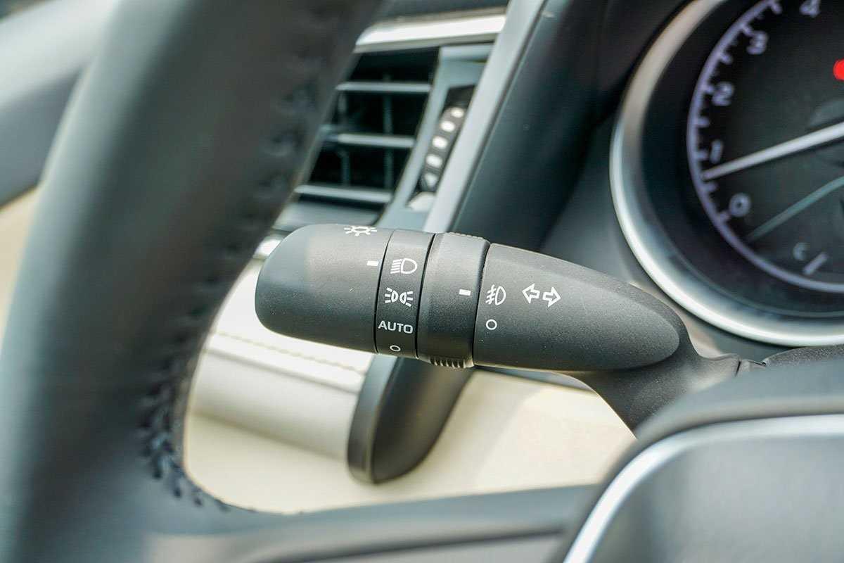 Cần chỉnh đèn trên xe Toyota Camry