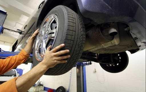 Bảo dưỡng xe ô tô tại gara bên ngoài