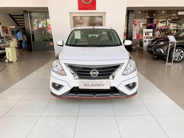 Nissan Sunny giảm giá mạnh