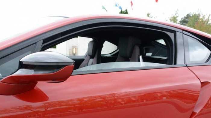 Hạ kính ô tô khi xe đang chạy