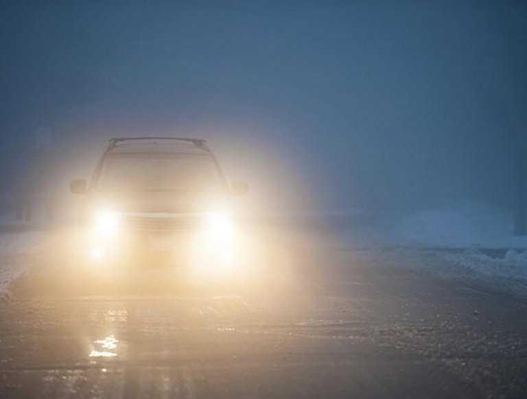 Sử dụng đèn pha khi trời sương mù hạn chế tầm nhìn