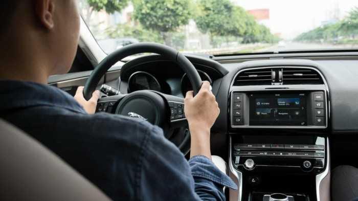 Thật bình tĩnh giảm tốc độ và giữ chắc tay lái