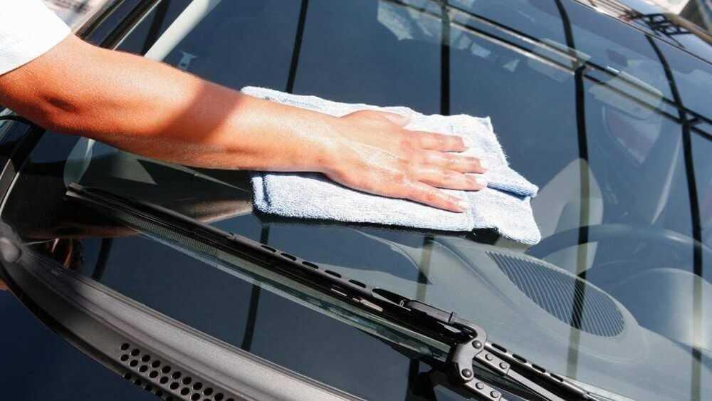 Thường xuyên vệ sinh kính