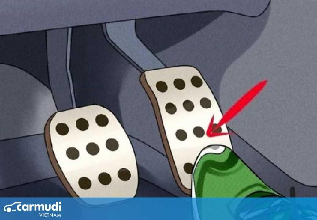 Cách đặt và làm nhẹ bàn chân côn trên xe số sàn