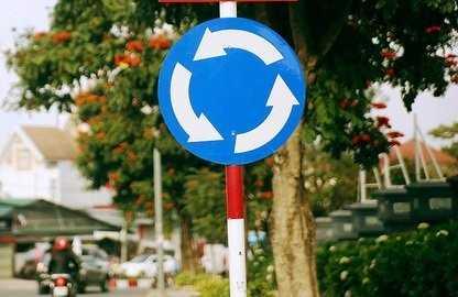 Biển báo số 303 - Nơi giao nhau chạy theo vòng xuyến