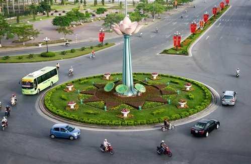 Không có quy định bắt buộc tài xế phải bật xi-nhan khi đi qua vòng xuyến