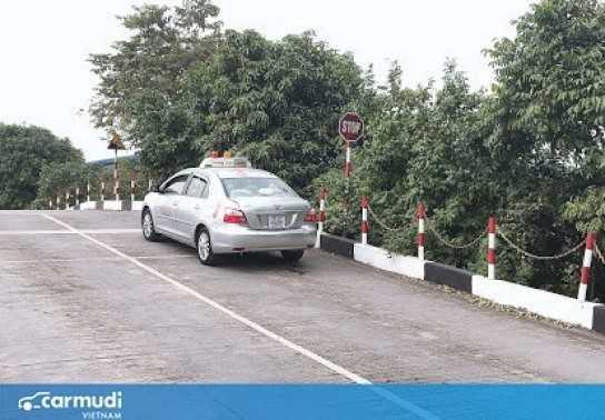 Bí quyết vượt qua bài thi khó nhằng nhất: Dừng và khởi hành xe ngang dốc