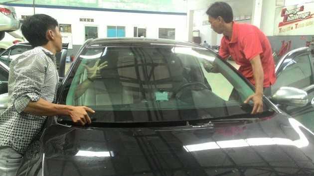 Thay kính chắn gió ô tô mới