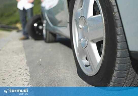 Thủng lốp giữa đường, phải làm sao?