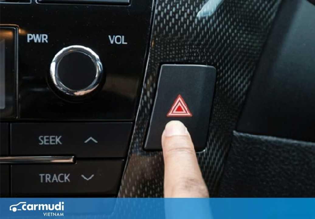 Đèn cảnh báo nguy hiểm: Nhiều tài xế Việt vô tư dùng sai xin đường