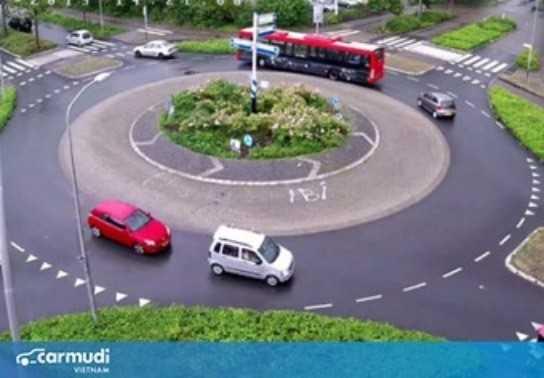 Đi vào vòng xuyến có bắt buộc phải bật xi-nhan?