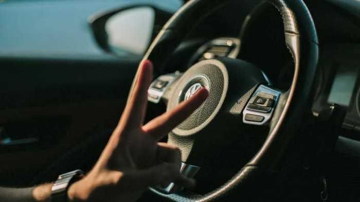 Không thả vô lăng xe