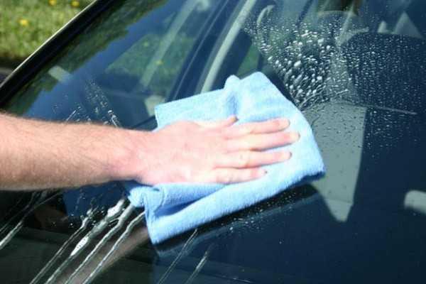 Vệ sinh kính chắn gió ô tô nhẹ nhàng