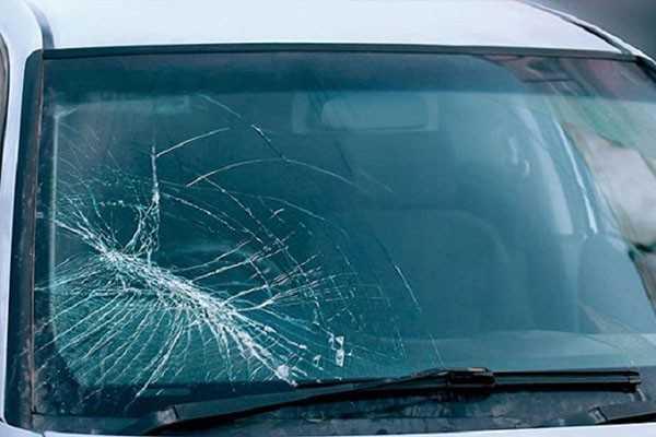 Kính chắn gió khi bị bể