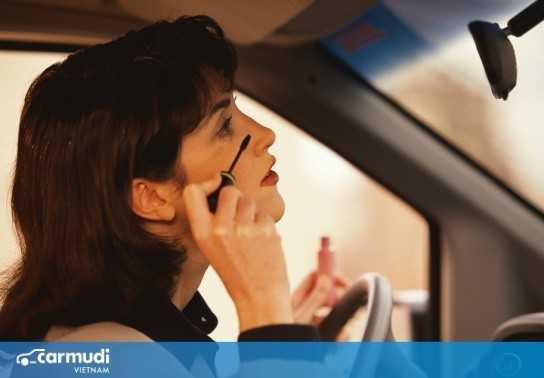 Tài xế cần bỏ ngay những thói quen có thể gây nguy hiểm khi lái xe