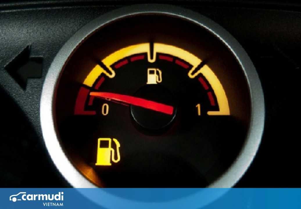 Bỏ túi 3 kinh nghiệm vàng khi ô tô hết xăng giữa đường