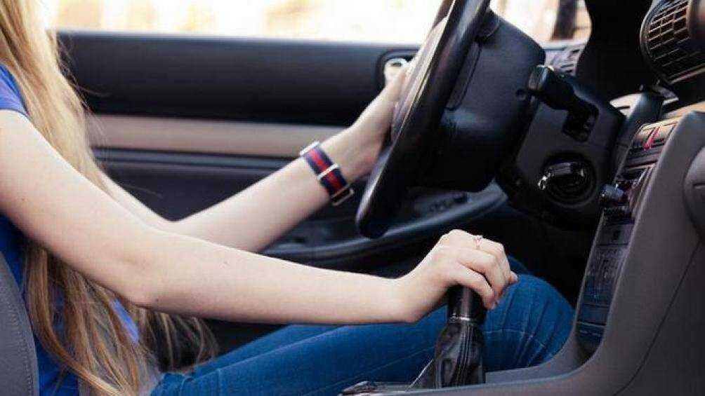 Không chịu về số trước khi cua (đối với xe số sàn)