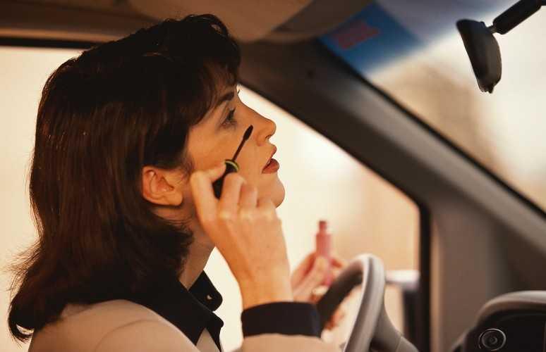 Bỏ thói quen trang điểm khi lái xe