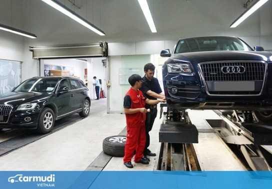 So sánh bảo dưỡng ô tô chính hãng và gara bên ngoài