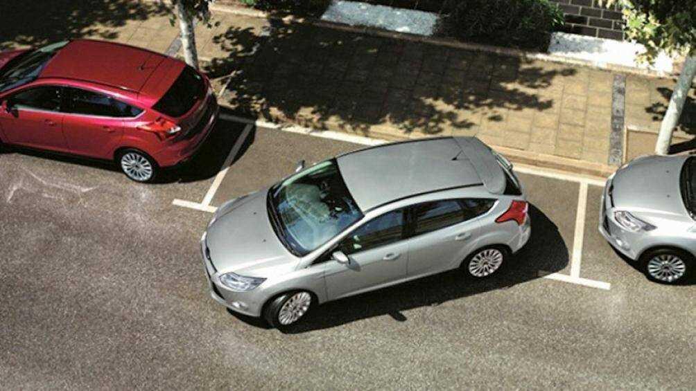 Hai bánh vuông góc với vỉa hè