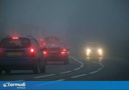 Bí quyết lái xe đường sương mù cực kỳ an toàn dành cho lái mới