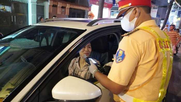Lái xe quá hạn đăng kiểm bị CSGT phát hiện