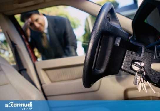 Hướng dẫn xử lý khi quên chìa khóa trong ô tô