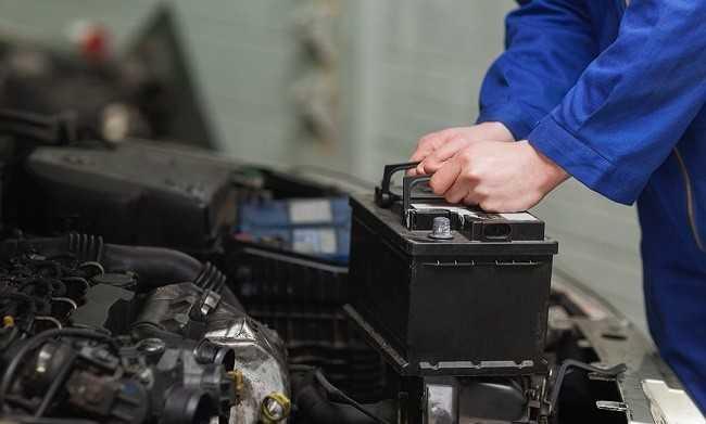 Thay bình ắc quy xe ford ranger