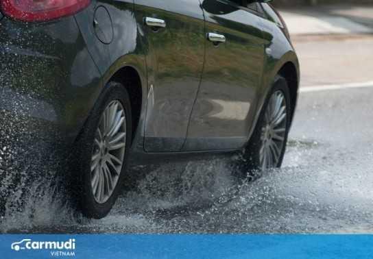 Xử trí khi xe bị mất lái, trượt nước khi trời mưa