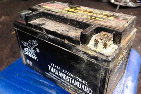 Bình ắc quy xe tải có dấu hiệu hư hỏng. Nguồn: Sưu tầm