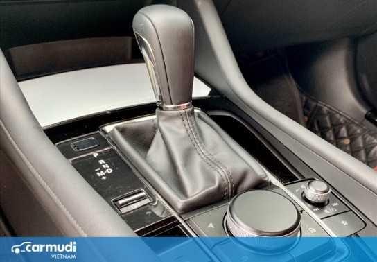 Về số N khi chờ đèn đỏ có thực sự giúp tiết kiệm xăng?