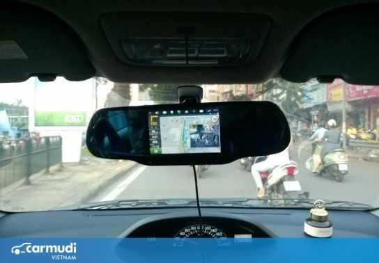 Camera lùi màn hình gương có thật sự tiện lợi?