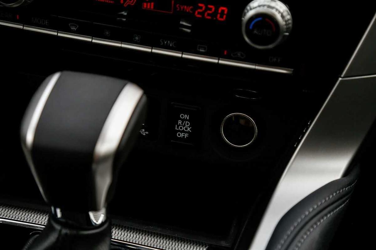 Nội thất Mitsubishi Pajero Sport 2020