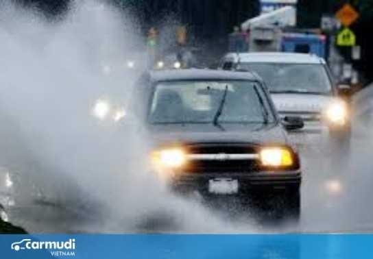 Làm thế nào để hạn chế nguy hiểm khi lái xe trong điều kiện mưa bão?