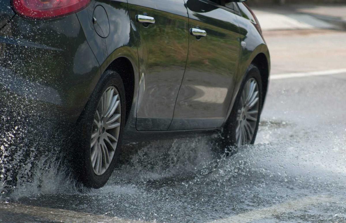 tuyệt đối không đạp phanh hoặc kéo mạnh tay lái