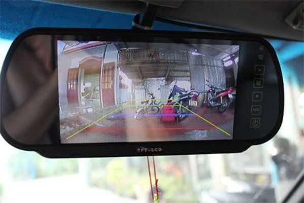 Có thể tích hợp màn hình hiển thị hình ảnh camera lùi lên gương chiếu hậu.