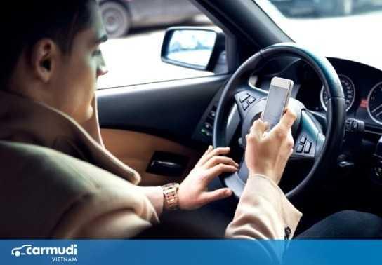 Luật mới ở Anh nghiêm cấm sử dụng điện thoại di động khi lái xe