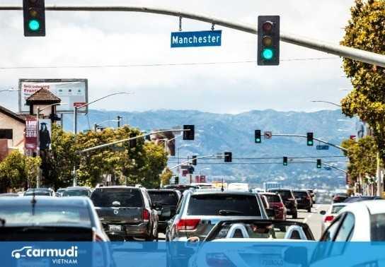 Ô tô không đi khi gặp đèn xanh, tài xế có bị phạt hay không?