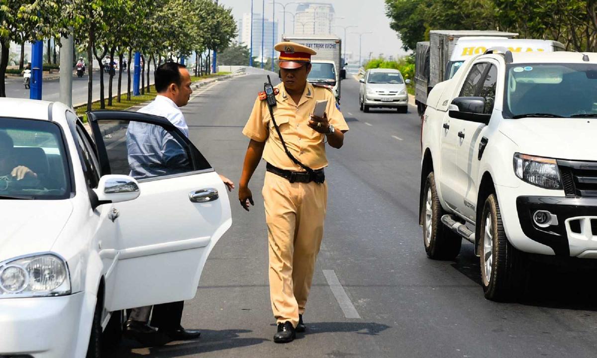 Bật đèn khẩn cấp để dừng đỗ tại nơi bị cấm