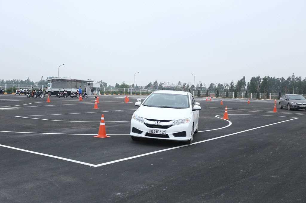 Vì sao bạn nên học bằng lái xe B2?