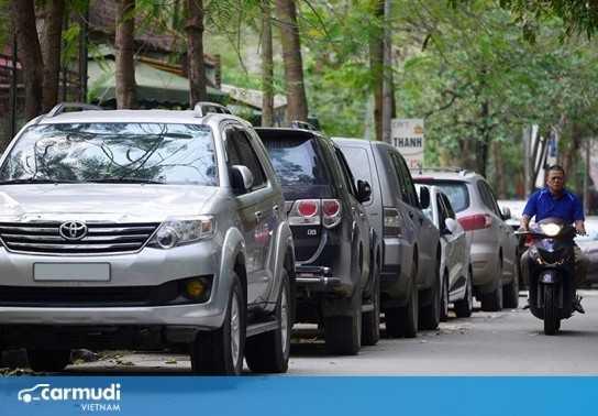 Tấp xe vào lề nghe điện thoại có bị xử phạt?