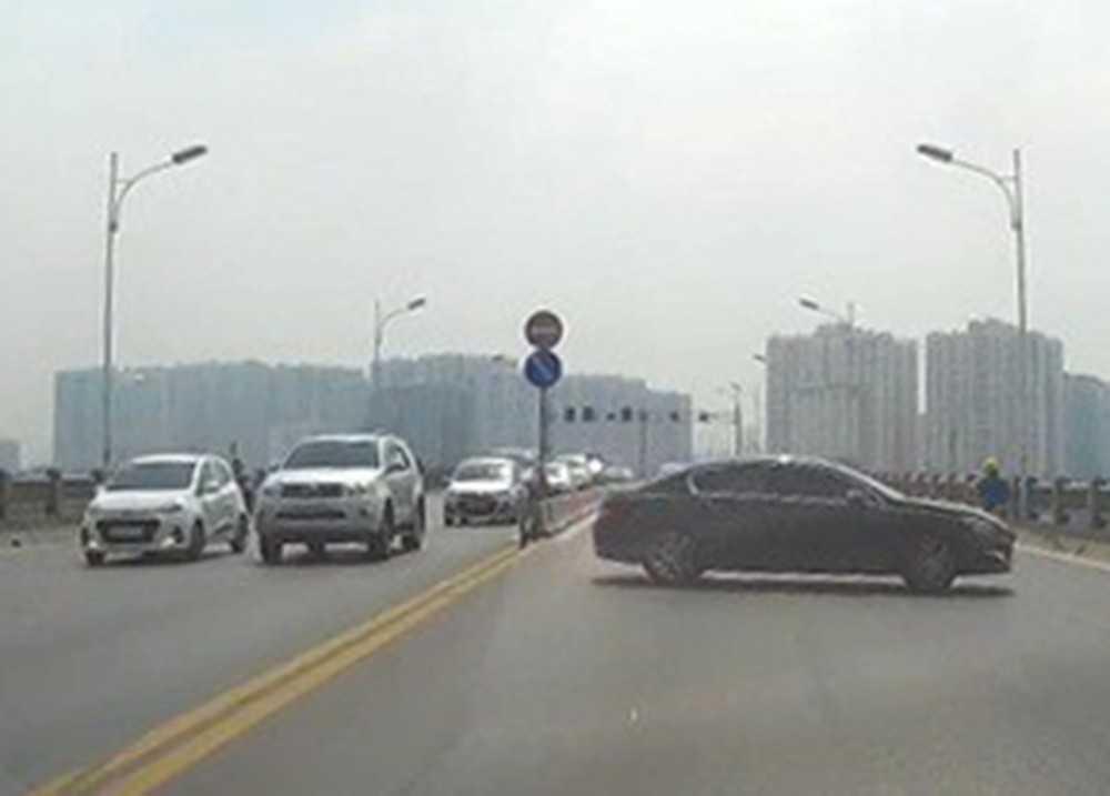 Ô tô quay đầu xe ngay trên cầu