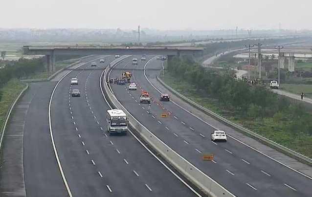 Cấm đi song song, dàn hàng ngang cản trở giao thông.