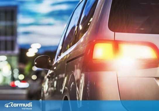 Tại sao đèn xi-nhan phải có màu da cam?