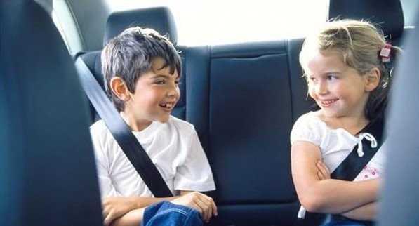 Bắt buộc thắt dây an toàn cho tất cả các vị trí ghế ngồi.