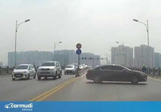 Xử lí như thế nào hành vi quay đầu xe trên cầu gây va chạm?