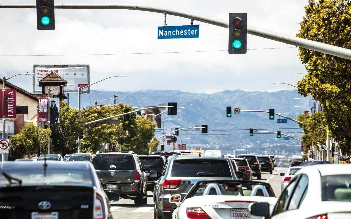 Ô tô không đi khi gặp đèn xanh, tài xế có bị phạt hay không?