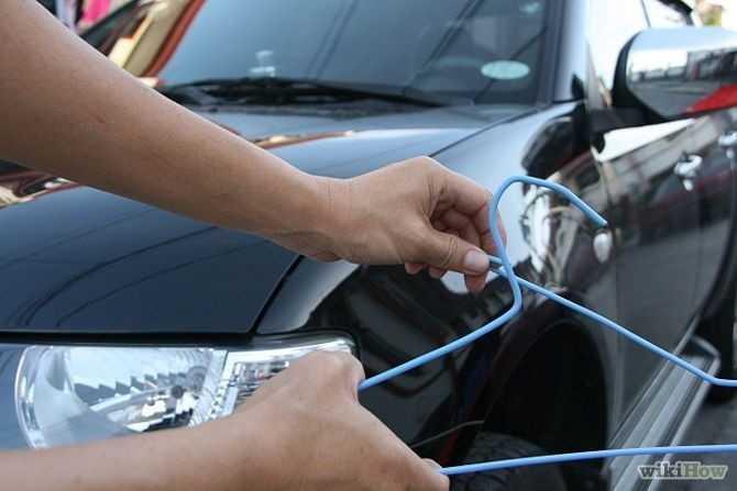 Dùng móc áo quần mở cửa xe