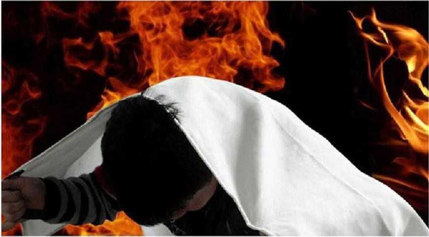 khoác một tấm chăn hoặc tấm áo dày trong nước