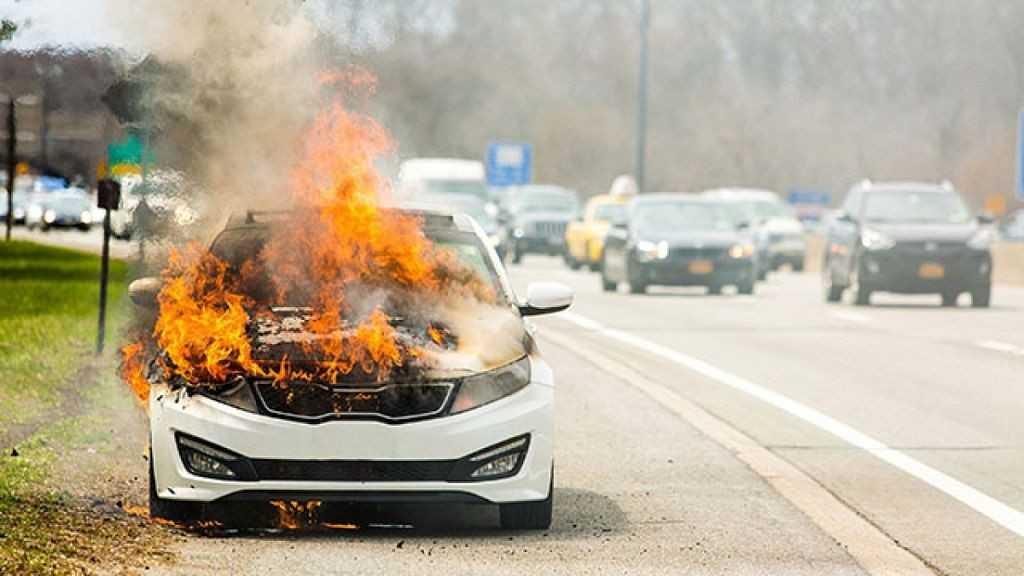 ô tô bốc cháy